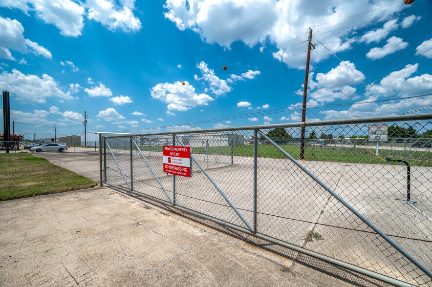 More Photos Of 20115 Stuebner Airline Rd, Spring Airplane Hangar For Lease