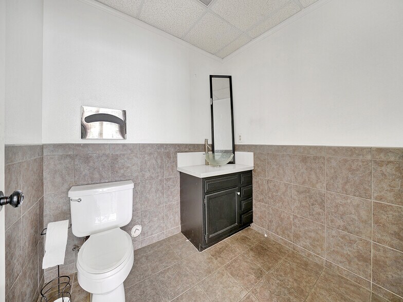 More Photos Of 2900 Bristol St, Costa Mesa Office For Sale