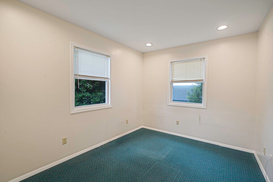 More Photos Of 147 N Ocean Ave, Patchogue Office For Sale