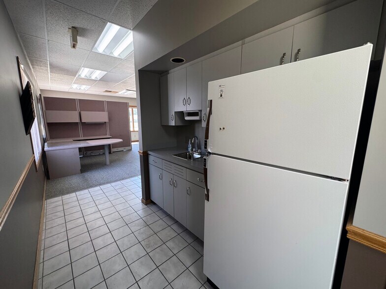 More Photos Of 1160 Lincoln St, Blair Light Manufacturing For Sale
