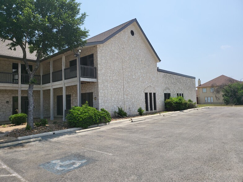 More Photos Of 4754 Shavano Oak, San Antonio Light Distribution For Lease
