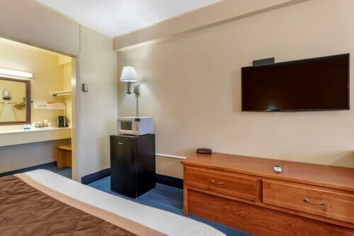 More Photos Of 830 W Highway 24, Goodland Hotel For Sale