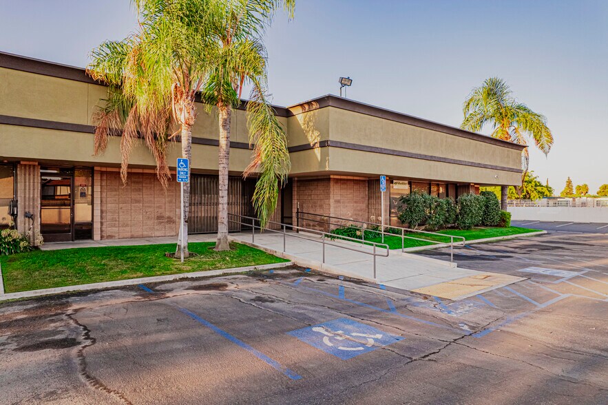 More Photos Of 5558 California Ave, Bakersfield Office For Lease