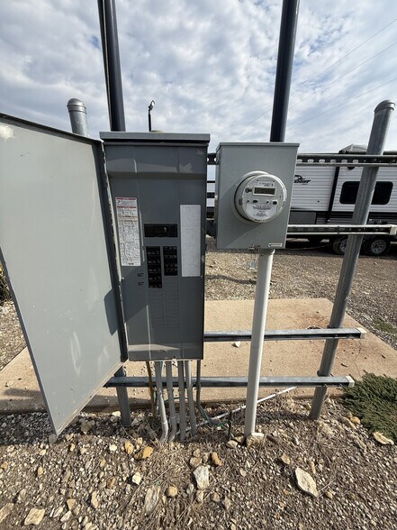 More Photos Of 13239 S Interstate 35, Valley View Manufacturing For Lease