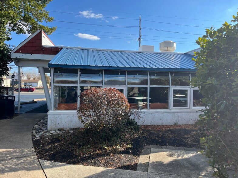 More Photos Of 59 Saint Mihiel Dr, Riverside Restaurant For Sale