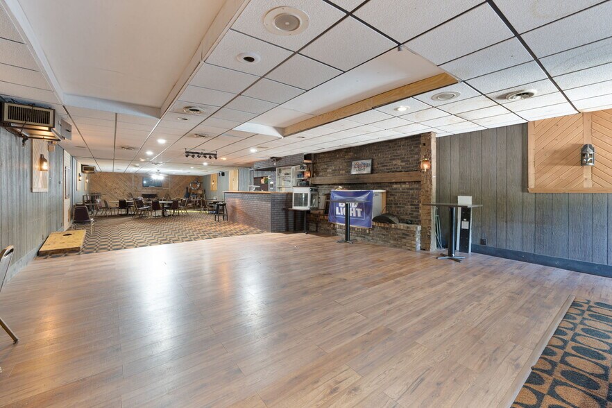 More Photos Of 18089 W State St, Vandalia Bar For Sale