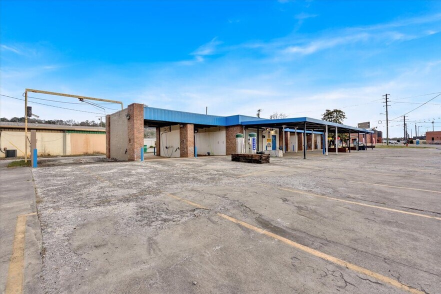 More Photos Of 102 S Fair St, Calhoun Carwash For Sale