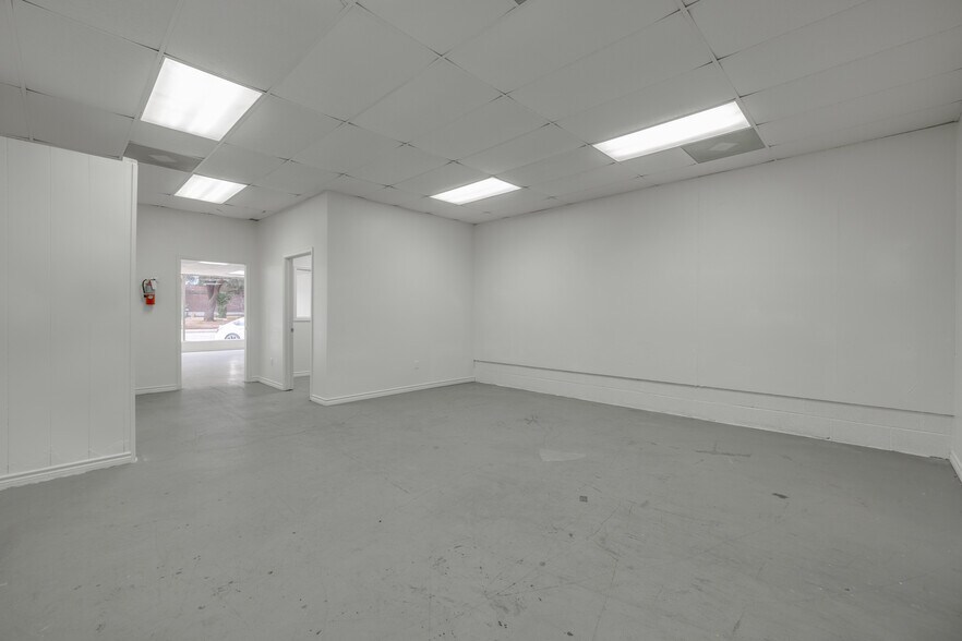 More Photos Of 623-627 Pine St, Abilene Storefront For Sale