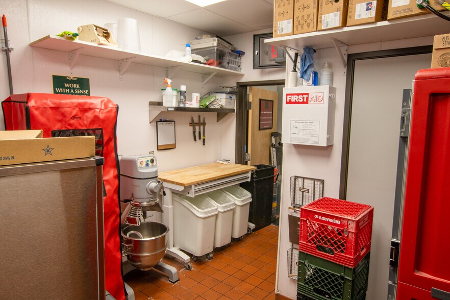 More Photos Of 638 SW 6th St, Redmond Restaurant For Sale