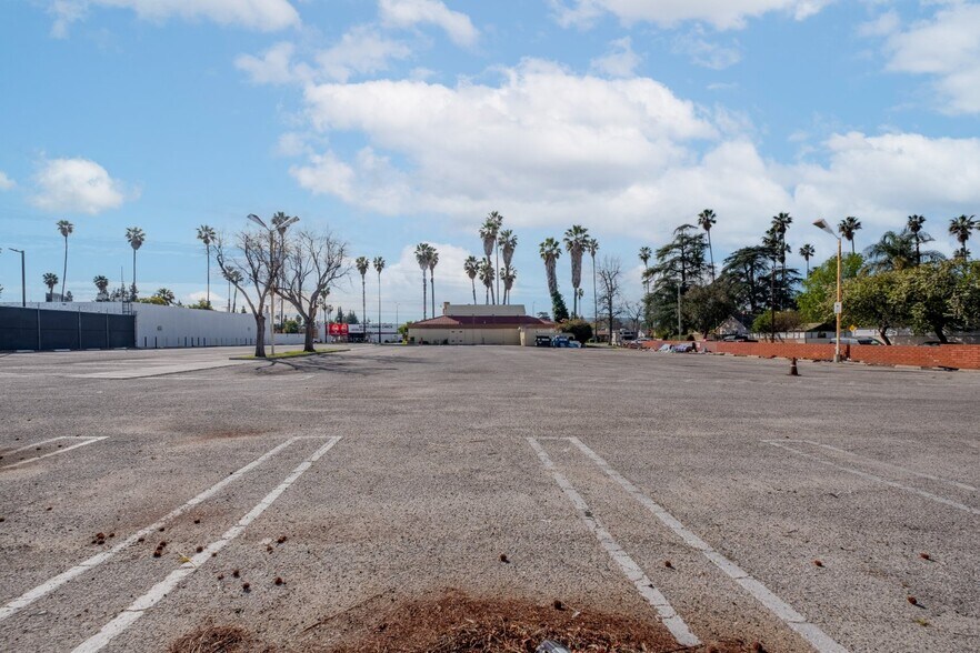 More Photos Of 16955 Sherman Way, Van Nuys Freestanding For Lease