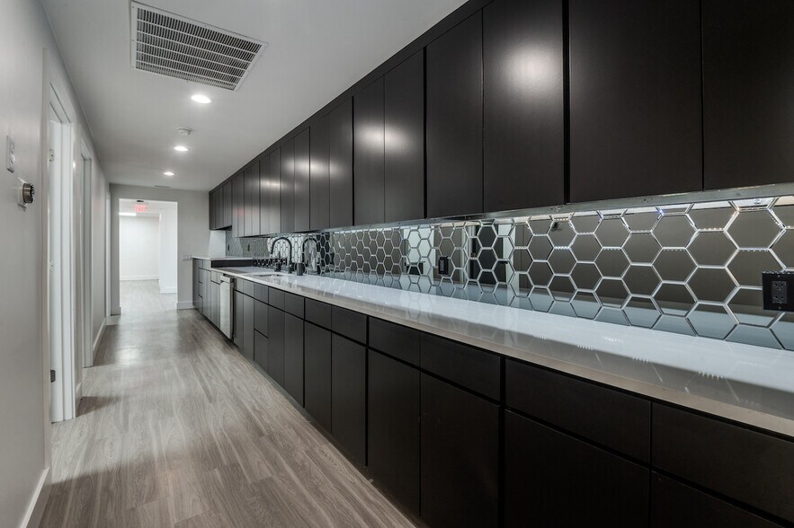 More Photos Of 6550 Lemmon Ave, Dallas Storefront Retail Office For Lease