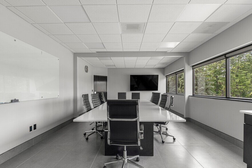 More Photos Of 15360 S Commerce Dr, Dearborn Office For Sale