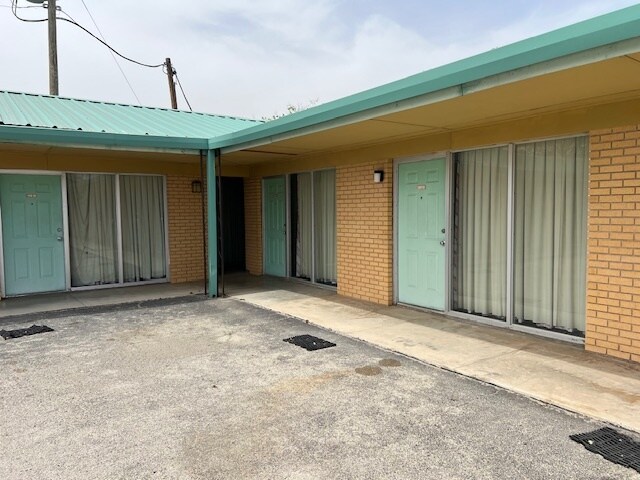 More Photos Of 208 S Ellis St, Menard Hotel For Sale