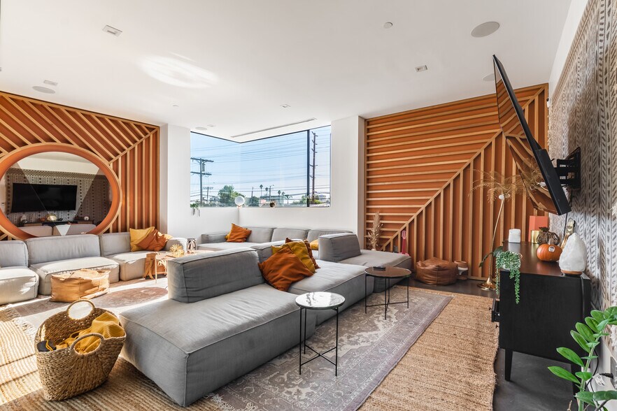 More Photos Of 2478 Penmar Ave, Venice Dormitory For Sale