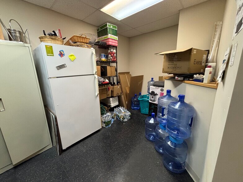 More Photos Of 2238-2240 Edgewood Ave S, Minneapolis Flex For Sale