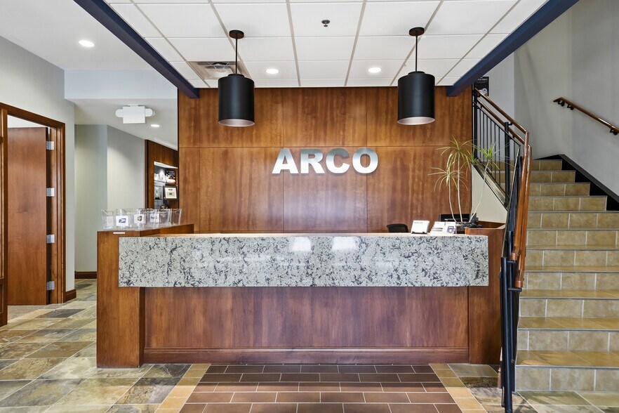 More Photos Of 900 N Rock Hill Rd, Saint Louis Office For Sale