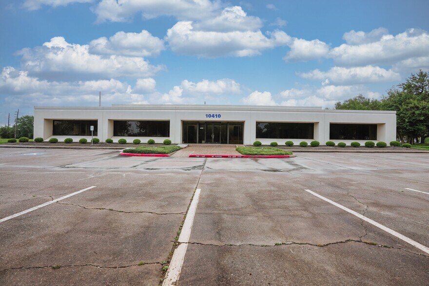 More Photos Of 10410 Corporate Dr, Sugar Land Research And Development For Lease