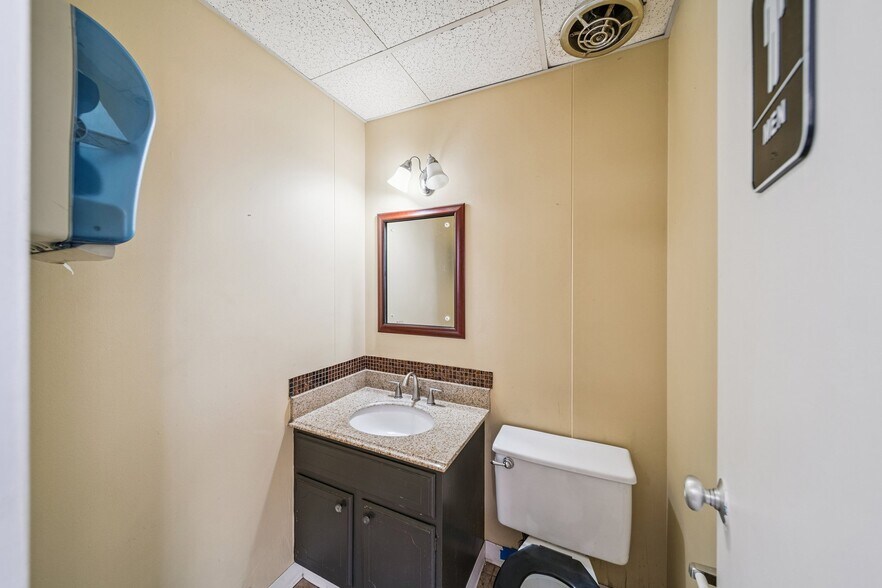 More Photos Of 8118 E 44th St, Tulsa Warehouse For Lease