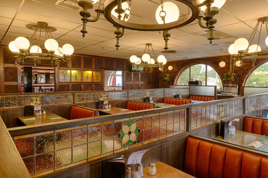 More Photos Of 31555 Woodward Ave, Royal Oak Restaurant For Lease