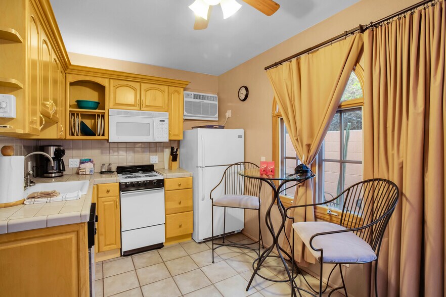 More Photos Of 234 S Patencio Rd, Palm Springs Hotel For Sale