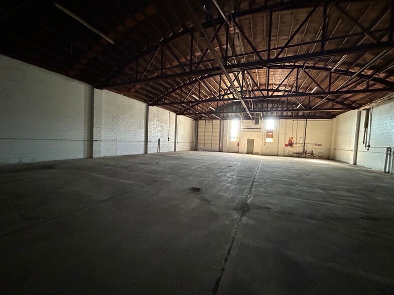 More Photos Of 134 W 38th St, Covington Warehouse For Sale