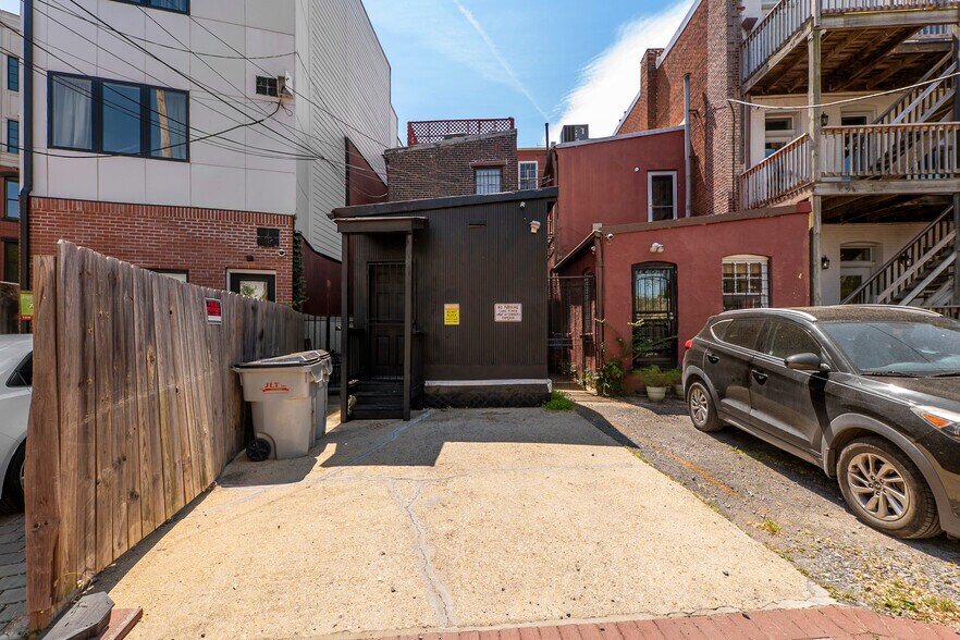 More Photos Of 1010 Pennsylvania Ave SE, Washington Hospitality For Sale