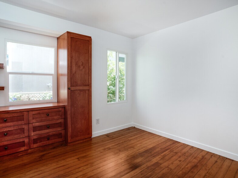 More Photos Of 58 Ozone Ave, Venice Specialty For Sale