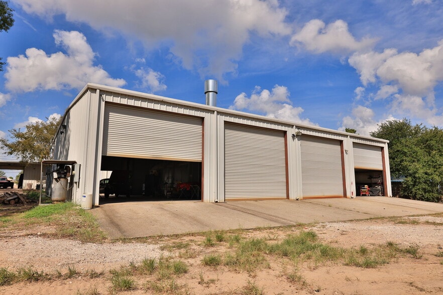 More Photos Of 2214 N Frazier St, Conroe Auto Repair For Sale