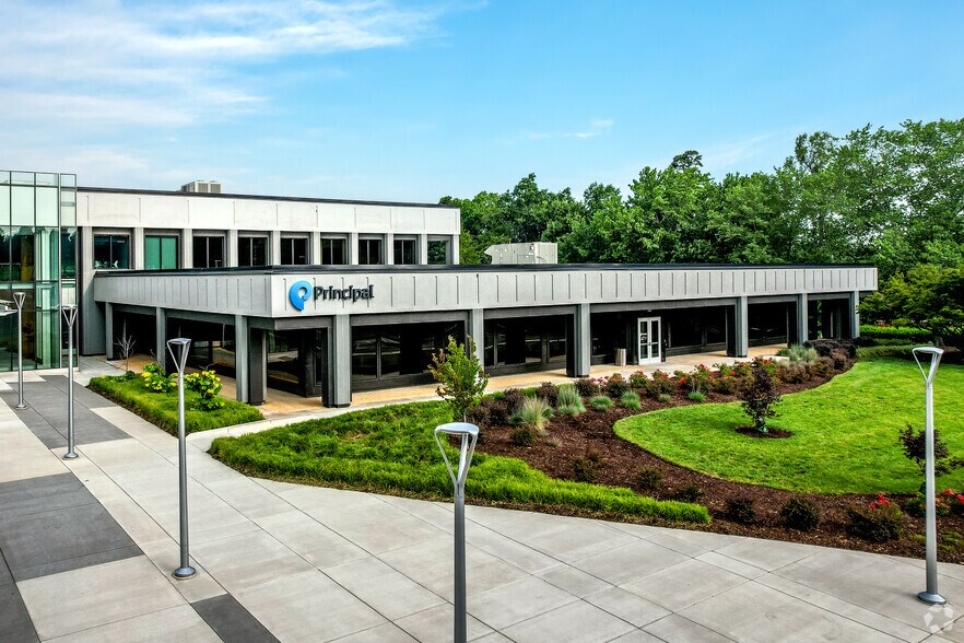 More Photos Of 401 McCullough Dr, Charlotte Office For Sale