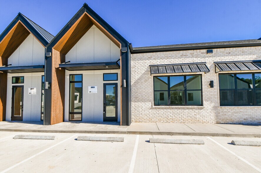 More Photos Of 1325 Main St, Katy Office For Lease