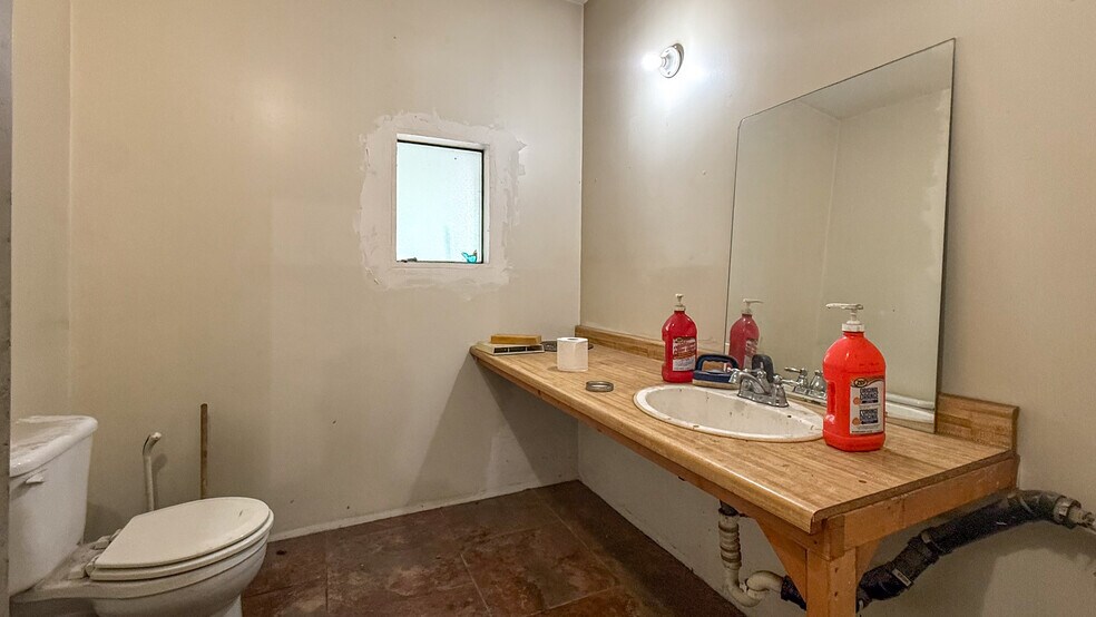More Photos Of 1415 Dyffryn Rd, Lumby Warehouse For Sale