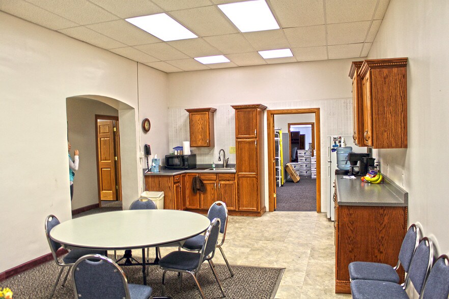 More Photos Of 512 Court St, Pekin General Retail For Sale