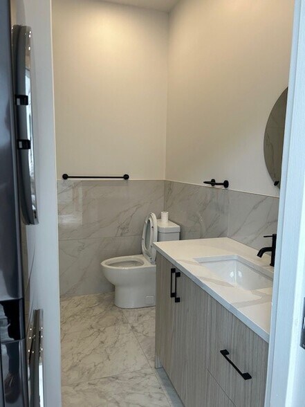 More Photos Of 2125 Rue Crescent, Montréal Storefront Retail Office For Lease