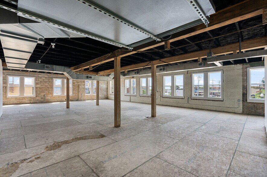 More Photos Of 211-215 E Hutchison St, San Marcos Storefront Retail Office For Lease