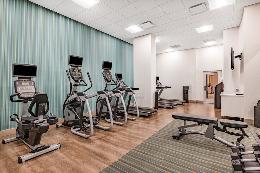 More Photos Of 905 O St, Lincoln Hotel For Sale