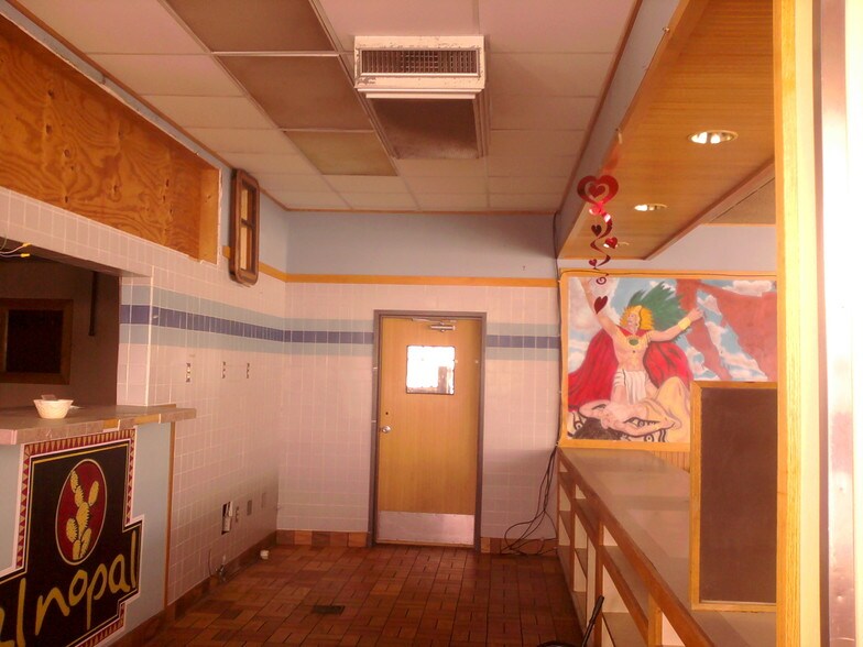 More Photos Of 1011-1013 E Spruce St, Abbotsford Storefront Retail Office For Lease