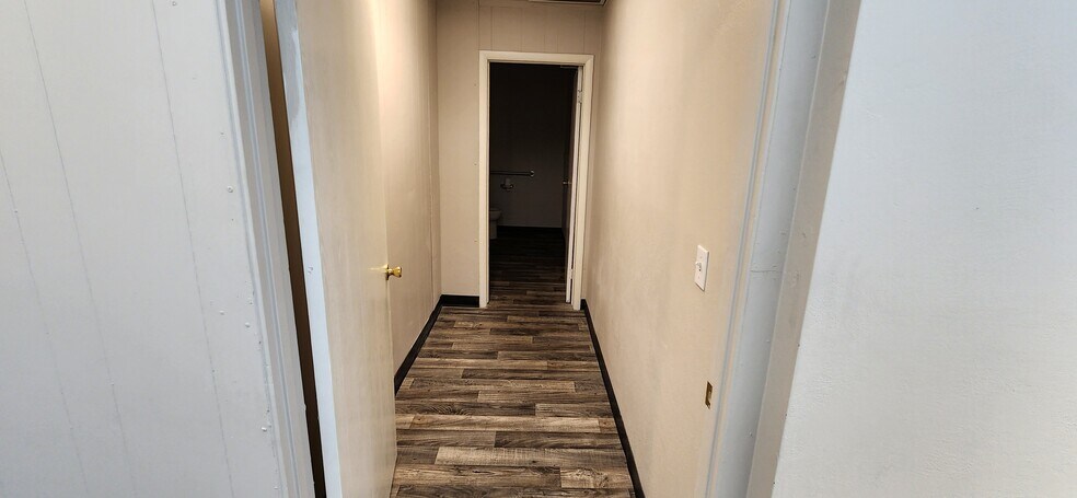 More Photos Of 324 S Meridian Rd, Meridian Storefront Retail Office For Lease