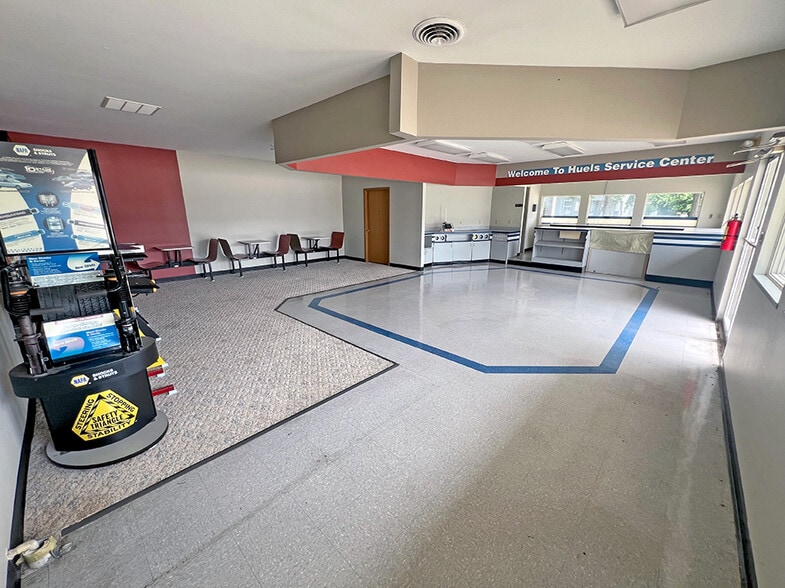 More Photos Of 391 Franklin St, Carlyle Auto Repair For Sale