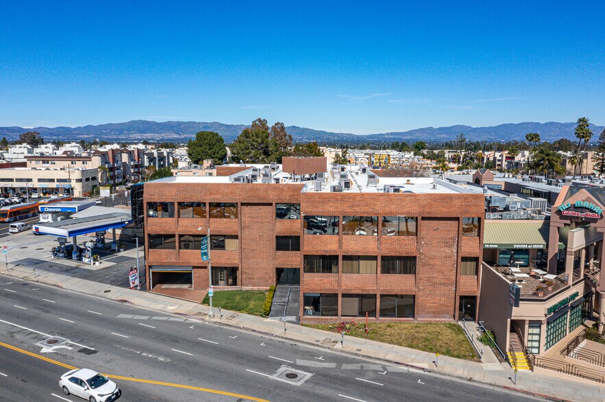 Primary Photo Of 17835 Ventura Blvd, Encino Medical For Sale