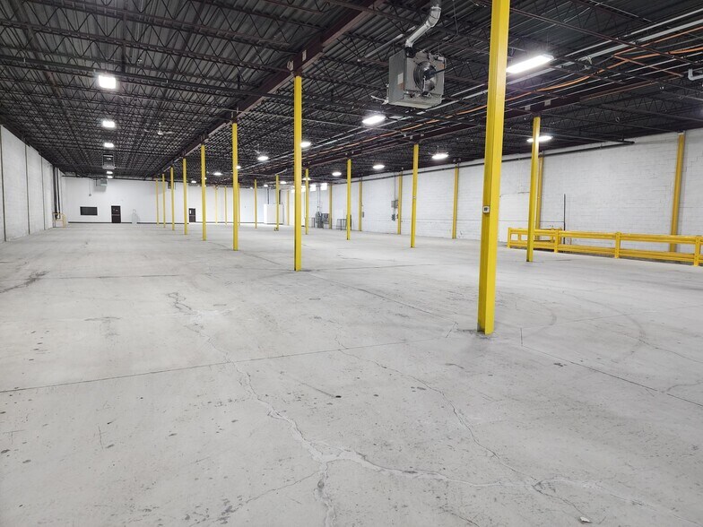 Primary Photo Of 127-155 Montée de Liesse, Montréal Warehouse For Lease