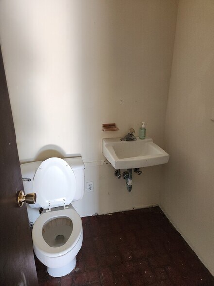 More Photos Of 249 Chambers Bridge Rd, Brick Unknown For Lease