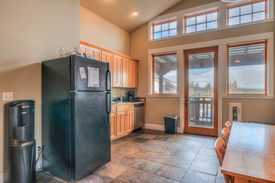 More Photos Of 257 S Pine St, Sisters Office For Sale