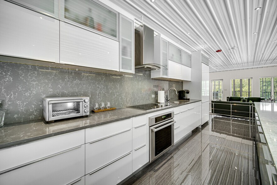 More Photos Of 2108-2260 Ferry Rd, Naperville Showroom For Sale