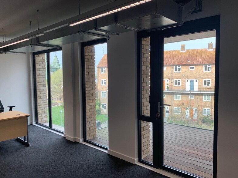 More Photos Of 101 Queen Caroline St, London Movie Radio TVStudio For Lease