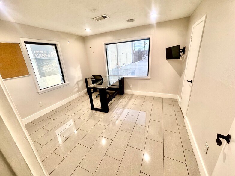 More Photos Of 5638 Star Ln, Houston Auto Dealership For Lease