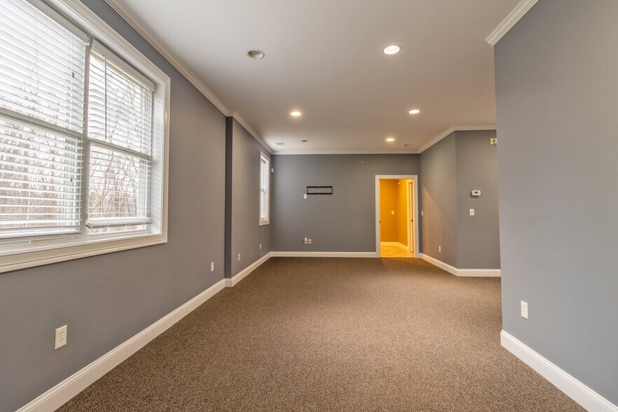 More Photos Of 447 Naubuc Ave, Glastonbury Office For Sale