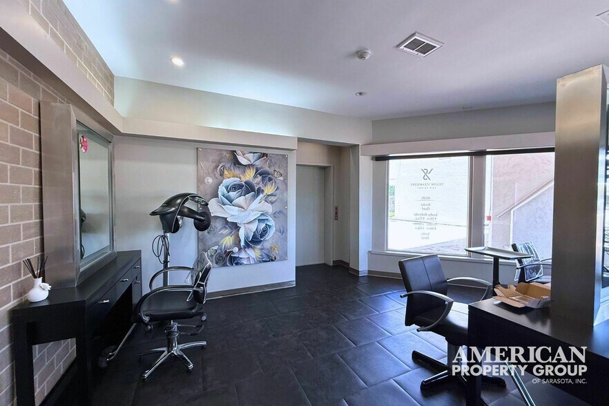 More Photos Of 2345 Bee Ridge Rd, Sarasota Storefront Retail Office For Sale