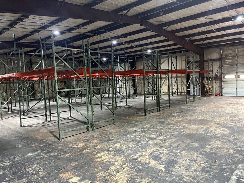 More Photos Of 223 W Danieldale Rd, Dallas Light Distribution For Sale