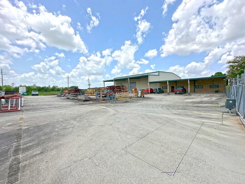 More Photos Of 14427 Interdrive W, Houston Warehouse For Lease