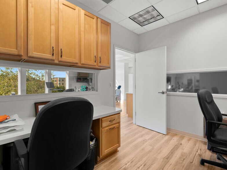 More Photos Of 46165 Westlake Dr, Sterling Medical For Sale